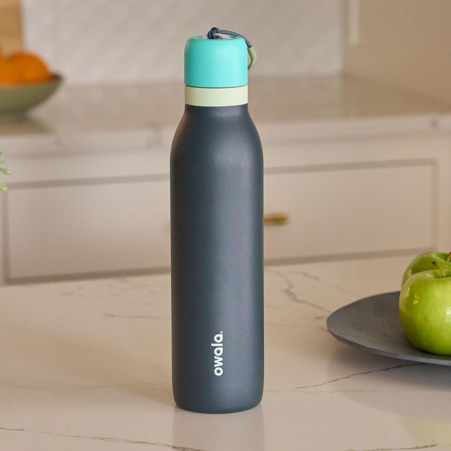 Owala FreeSip Twist Isolierte Edelstahl-Trinkflasche mit Strohhalm für Sport und Reisen, BPA-frei, 710 ml, Blau/Grau (Foggy Tide)