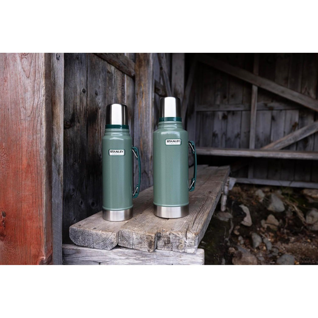 Stanley Heritage Classic Isolierflasche mit Griff 1,9 L | Weithals mit auslaufsicherem Becherdeckel | Hält Getränke heiß oder kalt für unterwegs | Isolierte Thermosflasche aus Edelstahl | Hammertone Grün
