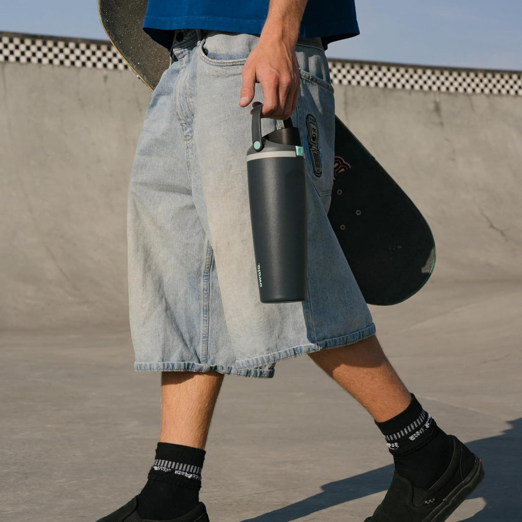 Owala FreeSip Sway Isolierte Edelstahl-Trinkflasche mit Zwei-Wege-Ausguss, integriertem Strohhalm und Eimergriff, für Reisen, Schule und Sport, 1,2 l, BPA-frei, auslaufsicher, Foggy Tide